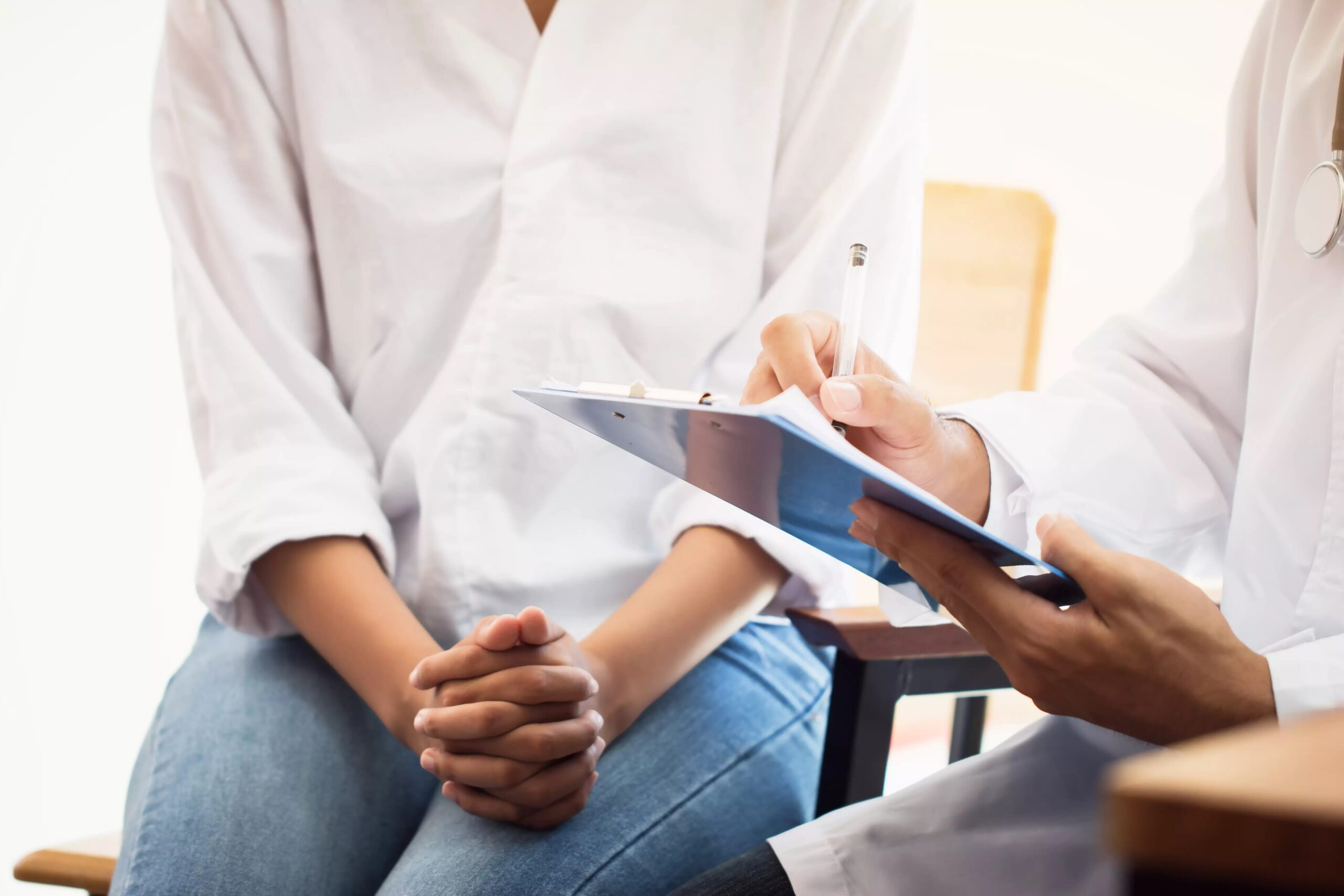 Importância de educar pacientes que recebem alta com prescrição de terapia antimicrobiana parenteral