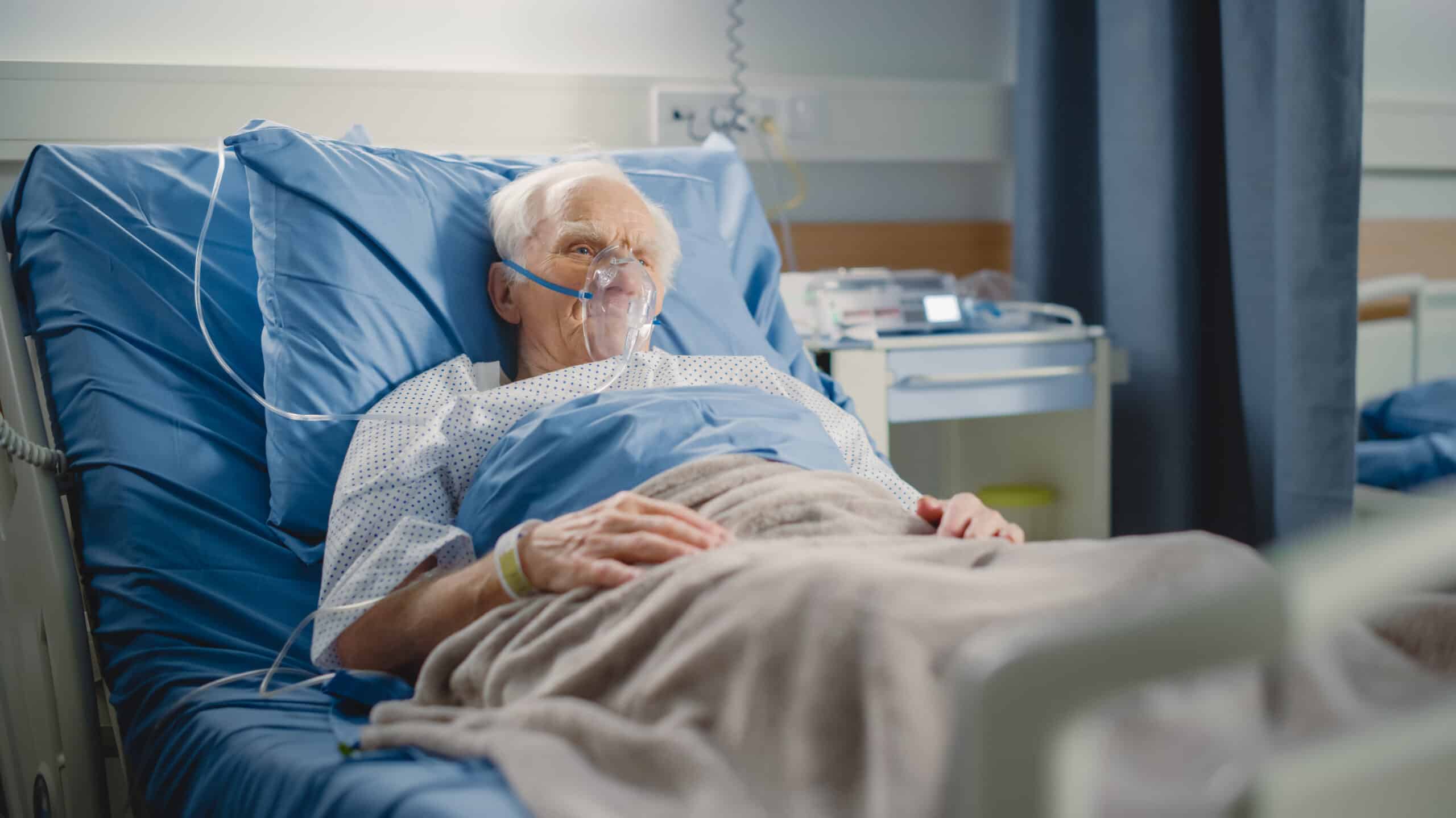 Alta hospitalar de idosos expõe falhas críticas na transição do cuidado